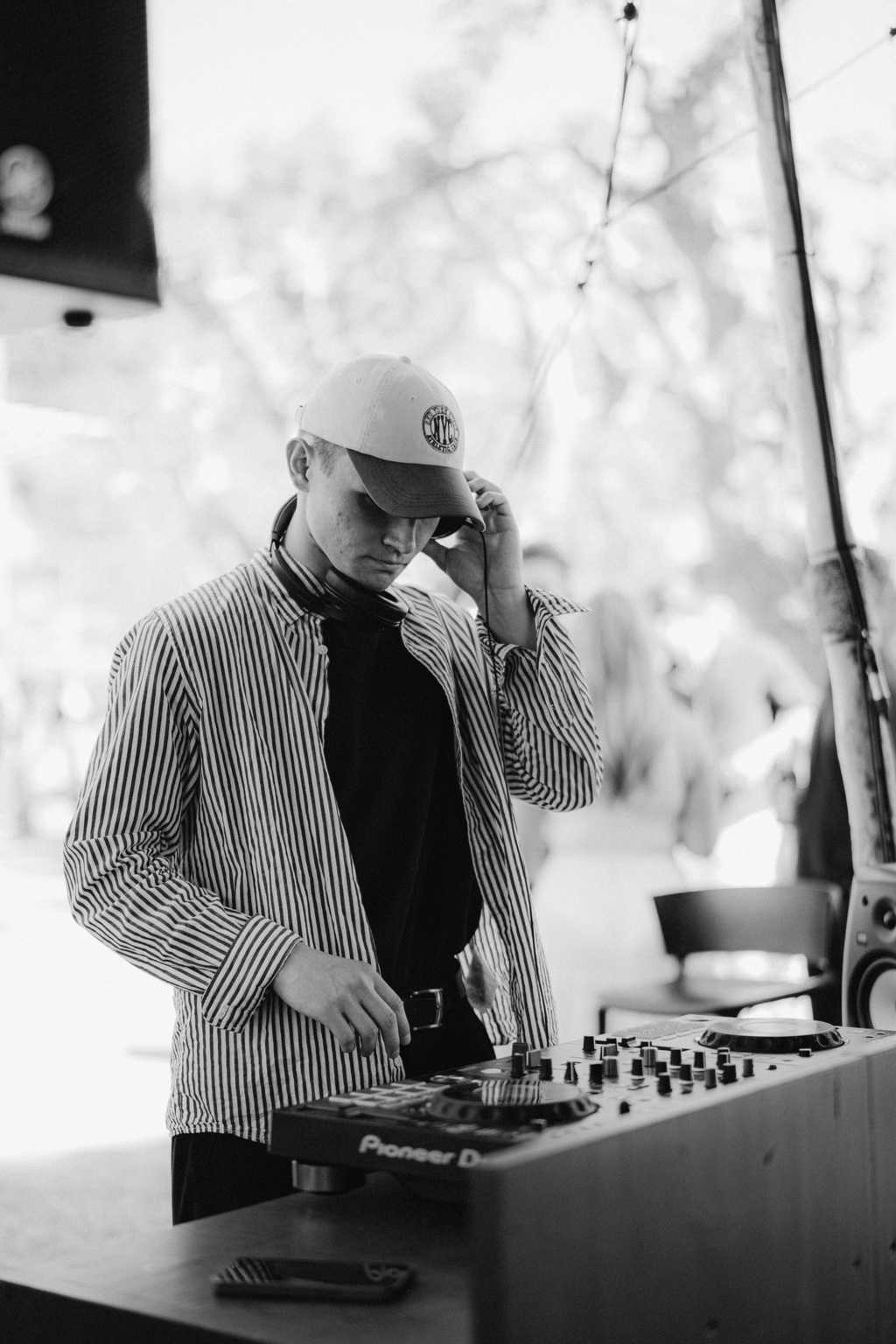 DJ vor den Decks mit Kopfhörer