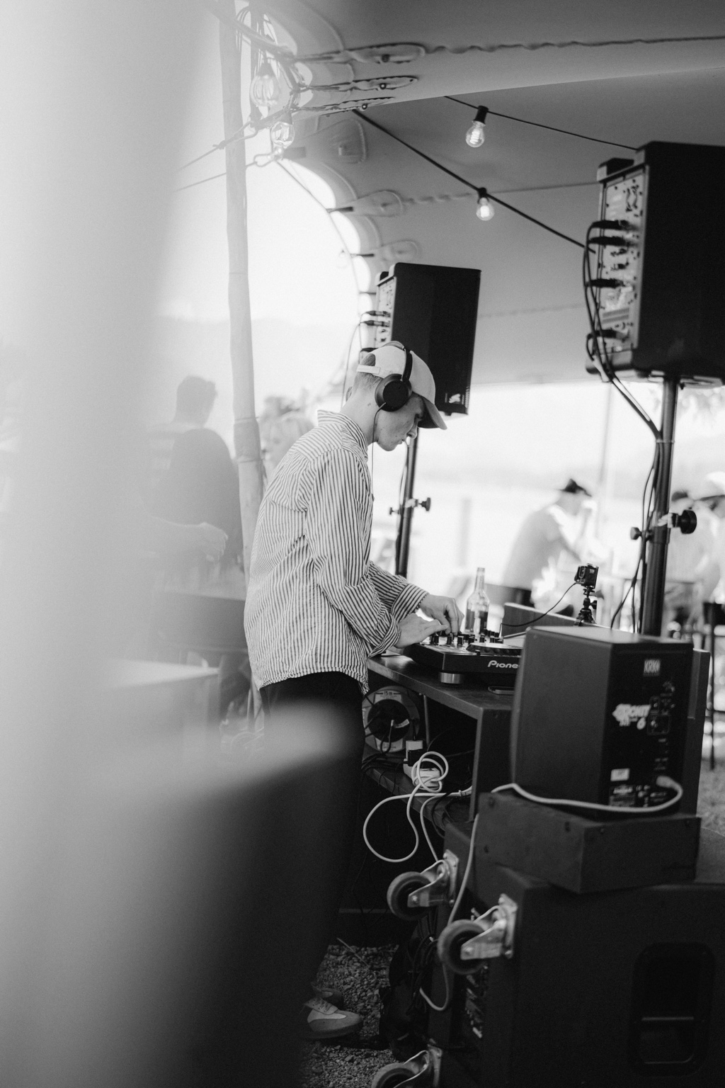 DJ am Mixer im Zelt