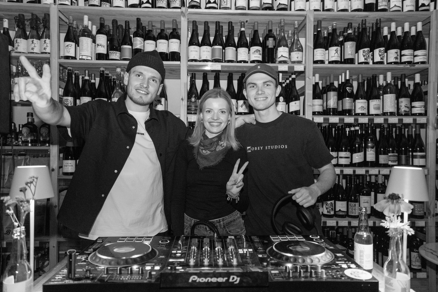 KLANGGRAT an der Bar hinter dem DJ Pult